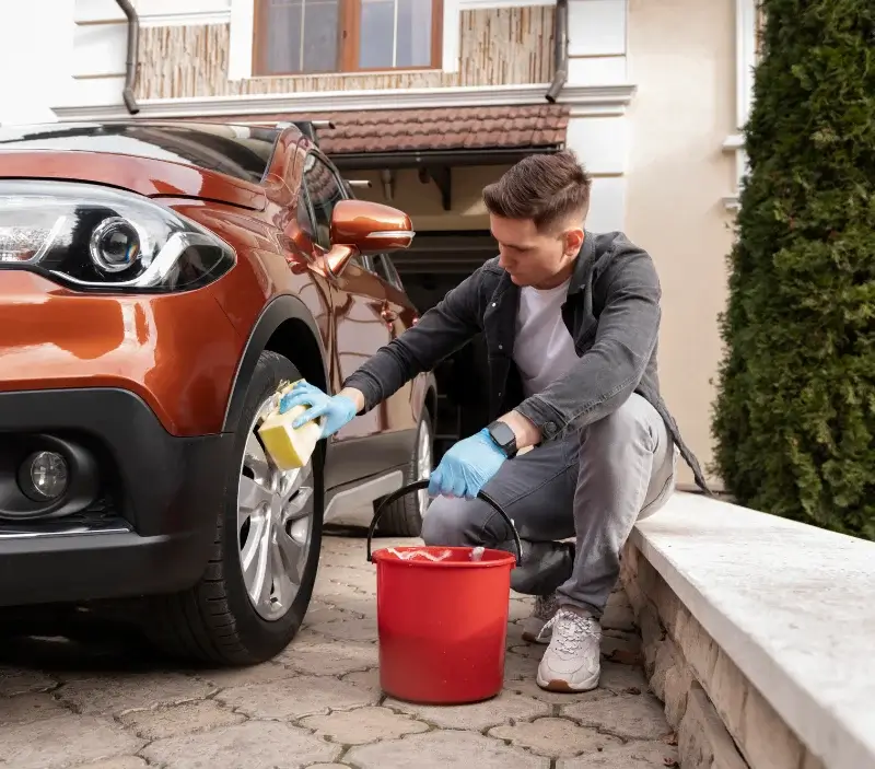 Lavage auto à domicile Le Collet-de-Dèze : professionnel intervenant sur un véhicule